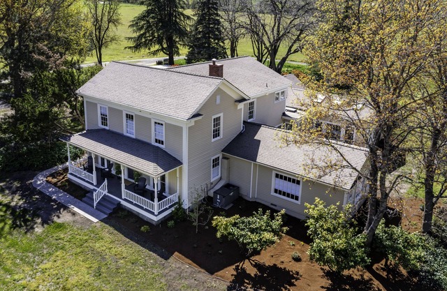 Historic Dunn Ranch Ashland Oregon. Sleeps 12 to 14 Great for large groups.n