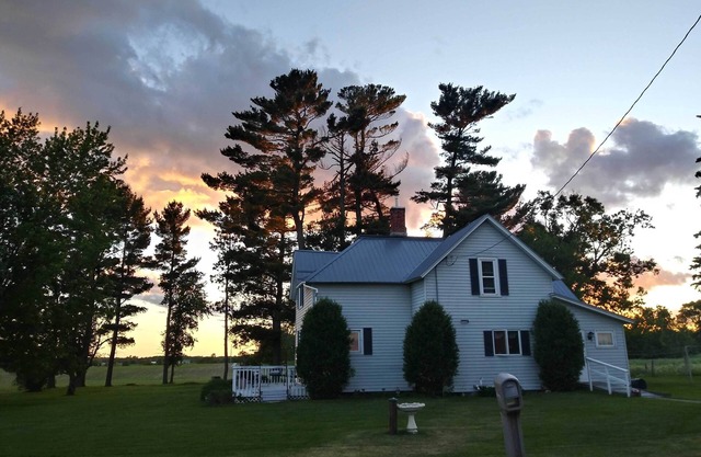 Historic Farmhouse Retreat w/Fire Pit - Pets