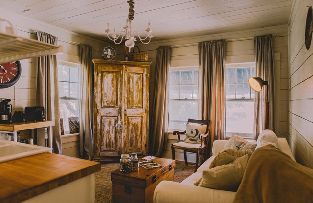 Historic Guest House near TCU/Downtown available for 30 day+ rental ONLY