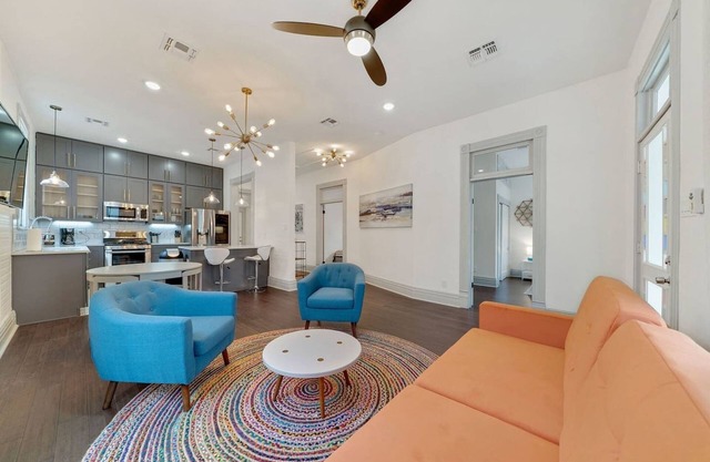 Historic home with heated lounge pool: Walk to downtown San Antonio & Alamodome!