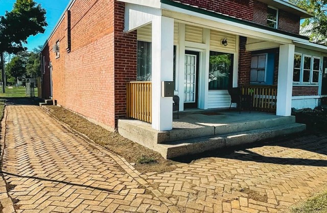 Historic Huntington Grocery Hot Tub Getaway