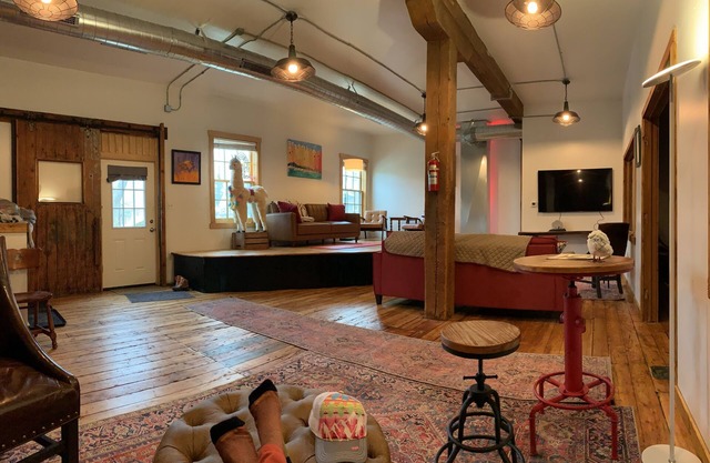 Historic Loft, Steps to Downtown