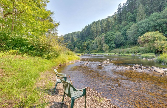 Historic Mapleton Cottage w/River Views & Hot Tub