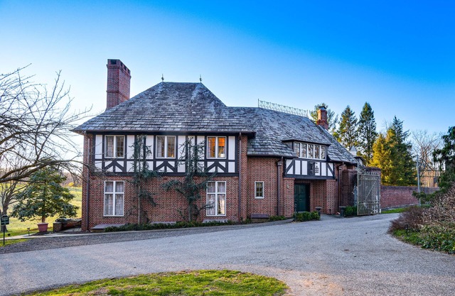 Historic Maryland Gatehouse: Pool Access & Balcony