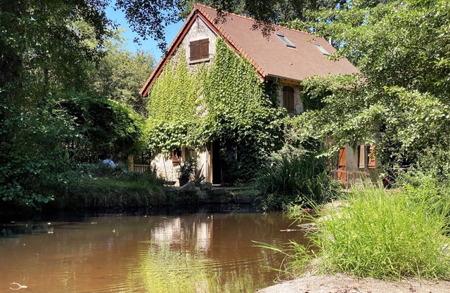 Historic Mill Getaway: Romantic Vacations with a 4-Person SPA