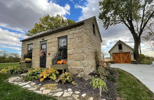 Historic Pella Cottage w/Firepit Retreat