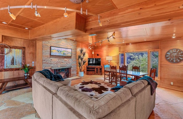 Historic Ranch House, A/C, on forest acres, in town