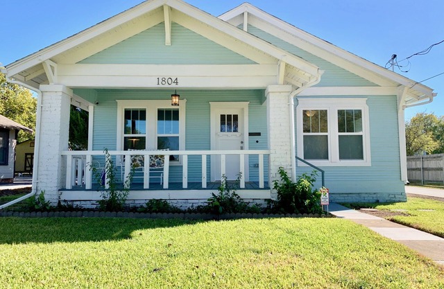 Historic Shiplap Cottage walk to TWU!
