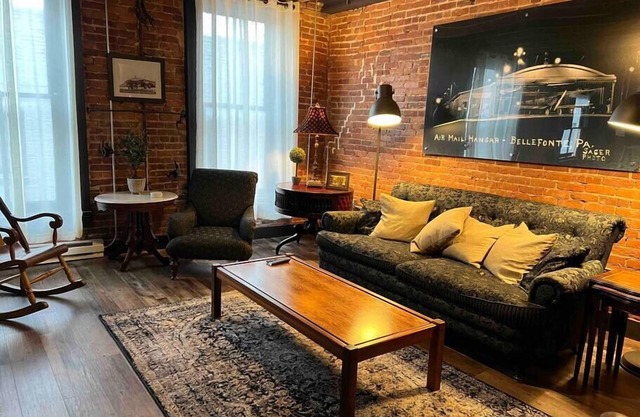 Historic, Stylish Getaway 2 blocks from Waterfront