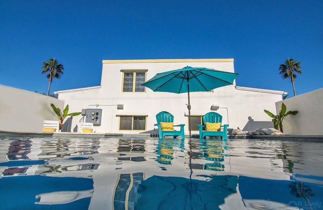 Historic Waterfront District- Gulfport Florida, includes pool, grill and bikes!