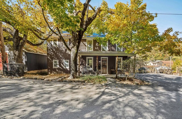Historic William Smith House - Pets | Grill | Creekside | Wifi | Deck | Fire Pit