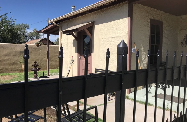 Historical cottage located in the heart of downtown (pet friendly)