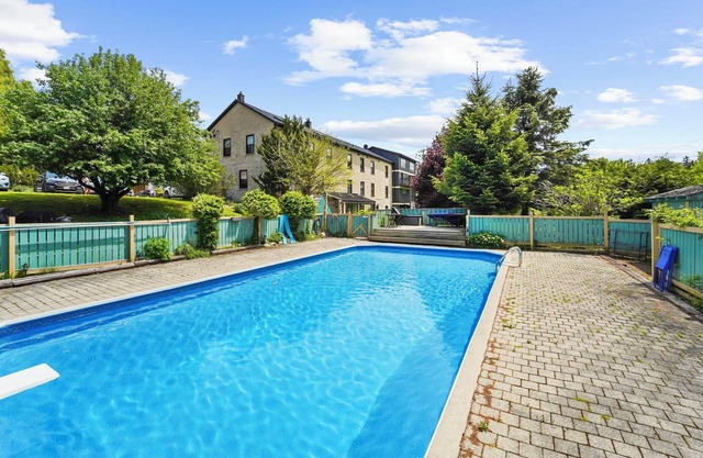 Historical Dreamy Loft Retreat in the Heart of Elora- Minutes from Downtown