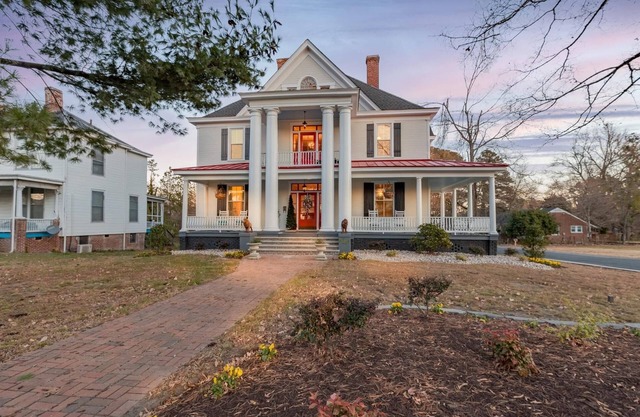 Historical home - walking distance to shops and eateries