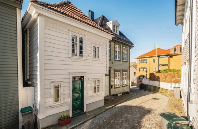 Historical House W Private Patio - 550m from Bryggen