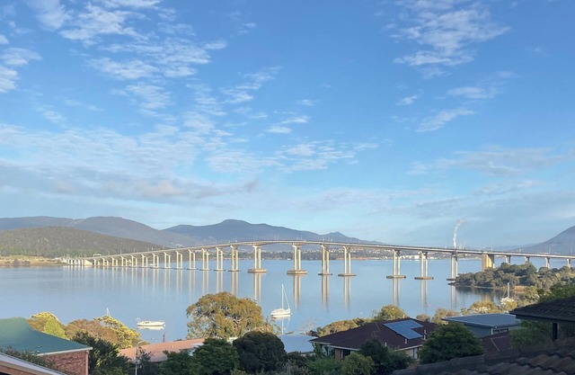 Hobart views, privacy, 6 minute drive to CBD