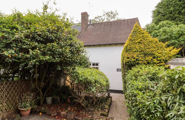 HOCK-TIDE COTTAGE, pet friendly, with a garden in Kenilworth