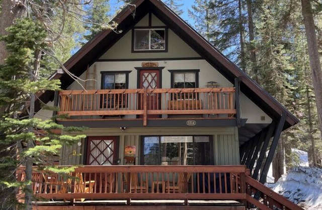 Hodge Podge Lodge · Quaint Cabin in Serene Lakes - Close to Skiing!