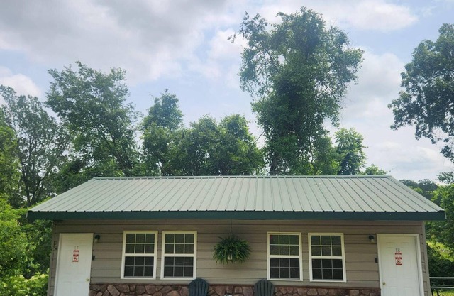 Hogan's Hideout Duplex #17 is a cozy, private Cottage