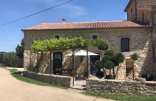 Holiday Home 'Gîte Les Vignes Au Mas Dujau' with Shared Pool, Wi-Fi and Air Conditioning