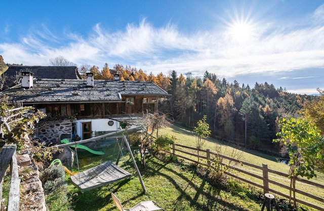 Holiday Apartment 'Historisches Duregghof' with Mountain View, Private Garden and Wi-Fi