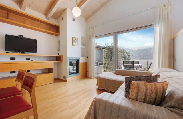 Holiday Apartment "Casa-Lago Suite" with Lake View, Shared Pool & Wi-Fi