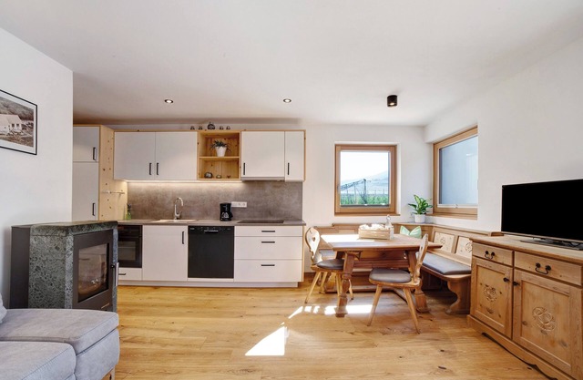 Holiday Apartment "Waalhof Ferienwohnung Golden" with Mountain View, Shared Garden and Wi-Fi