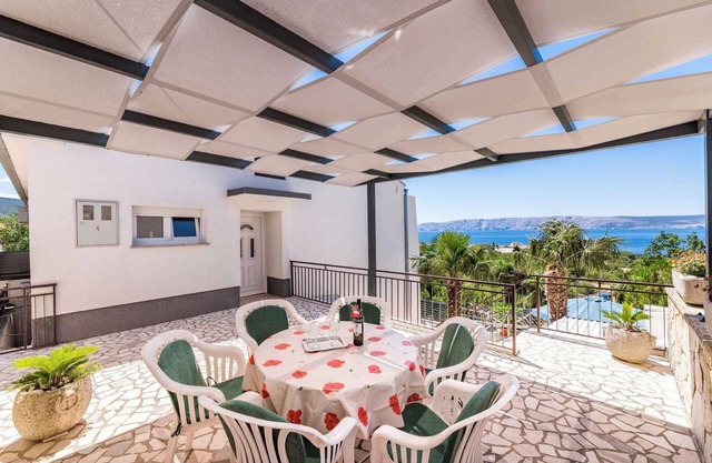 Holiday apartment with sea view and gazebo