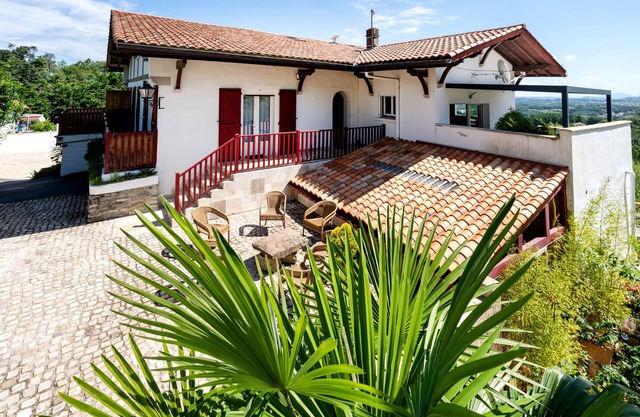 Holiday Apartment "Escapade Au Pays Basque 2 À 4 Pers" with Balcony, Shared Garden & Wi-Fi