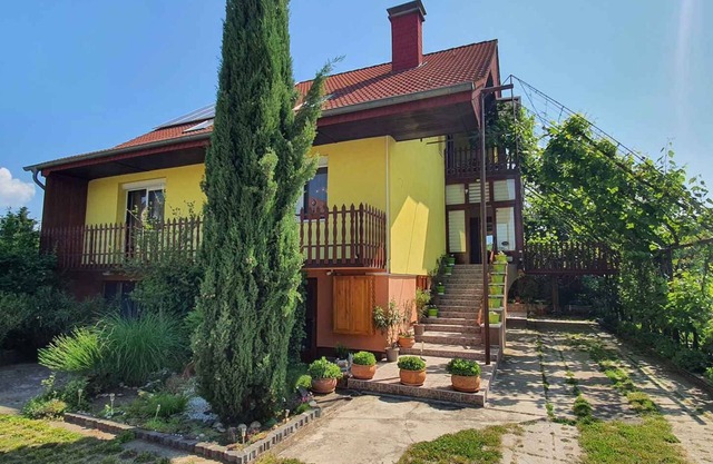 Holiday apartment with air conditioning, barbecue facilities and internet