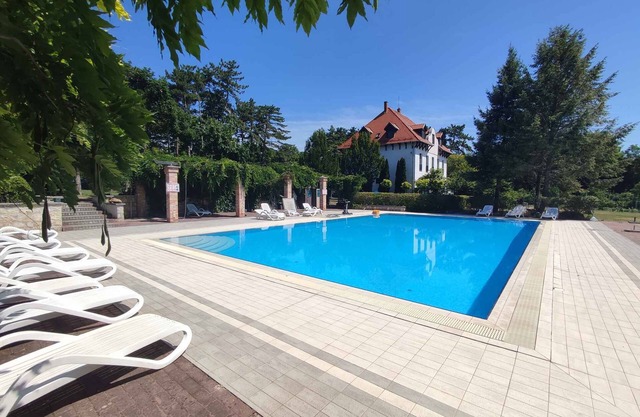 Holiday apartment with pool and air conditioning on the water