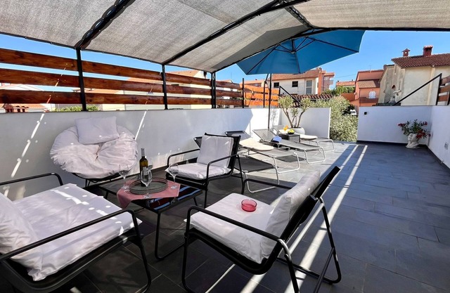 Holiday apartment in Pula, big roof balcony and garden, pet friendly