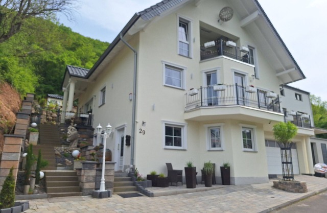 Holiday Apartment 'Moselburgblick' with Mountain View and Wi-Fi