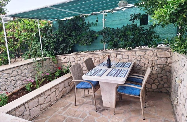 Holiday apartment Povlja for 2 - 4 persons with 2 bedrooms - Holiday house