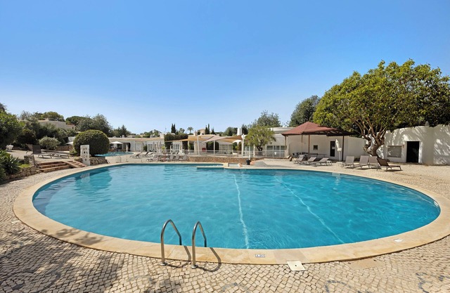 Holiday Apartment 'Quinta Do Paraíso' with Shared Pool, Shared Garden & Wi-Fi