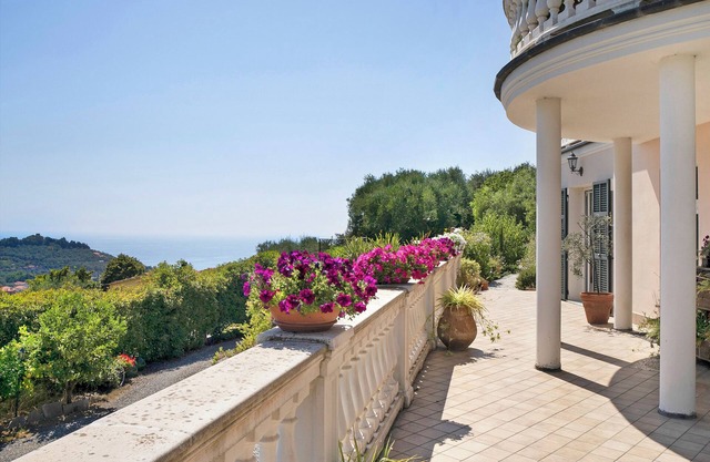 Holiday Apartment "Villa Isabella Casa Lucia" with Sea View, Shared Terrace & Wi-Fi