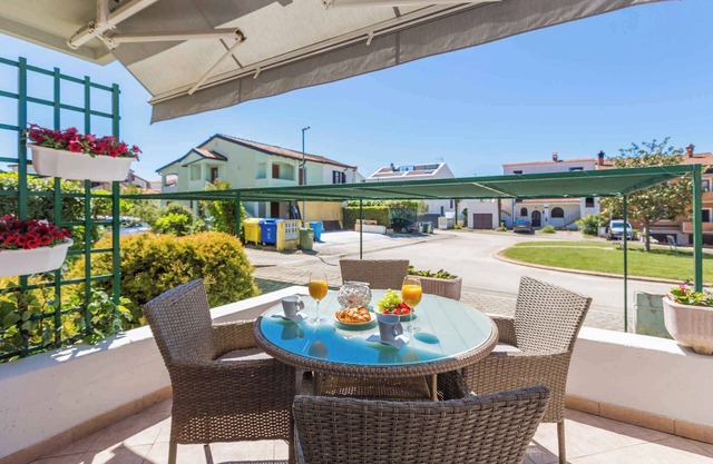Holiday apartment with terrace and air conditioning