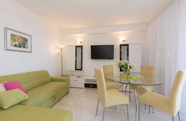 Holiday apartment with sea view and barbecue facilities