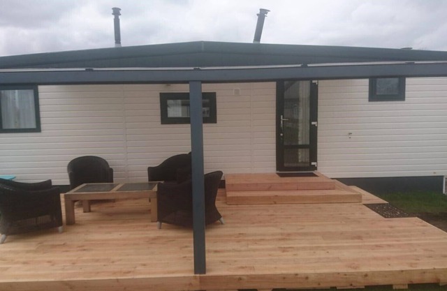 Holiday chalet near the canals of Giethoorn (Dutch Venice) and National Park Weerribben - Wieden, beautiful nature and many beautiful animals such as the otter, kingfisher, deer, fox, buzzard, osprey, sea eagle, hawk and many others. Especially loved b...