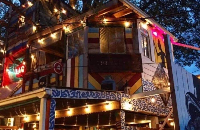 Holiday Decorations! Cottage, Walkable Location