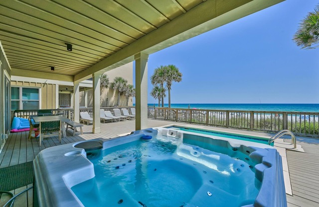Holiday Fin - HEATED Pool & Hot Tub! Game Tables! Beachfront!