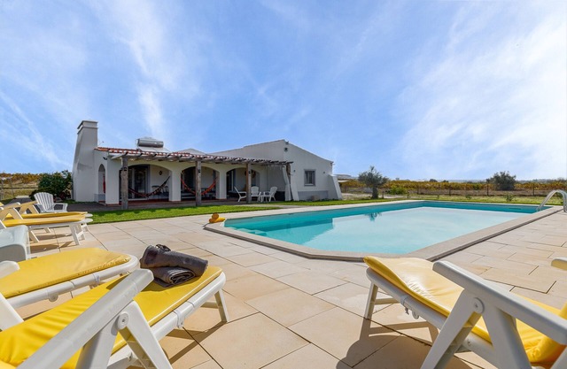 Holiday Home 'Casa Maria D'Almeida' with Private Pool, Wi-Fi and Air Conditioning