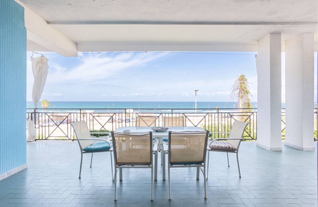 Holiday Home 'Villa Le 2 Palme' with Sea View, Wi-Fi and Air Conditioning