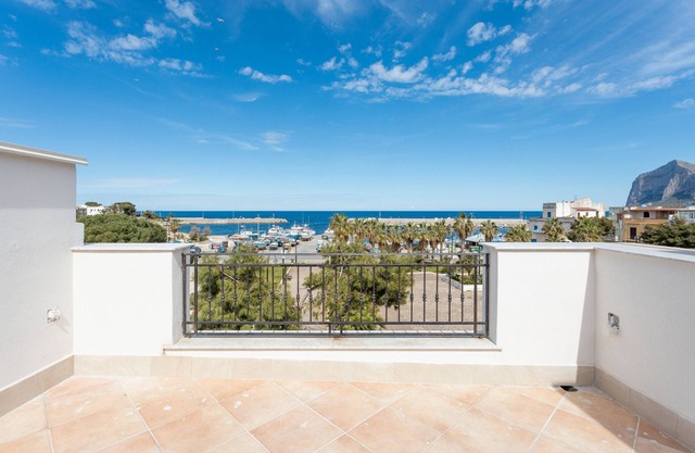 Holiday Home 'Ludovica' with Sea View, Wi-Fi and Air Conditioning