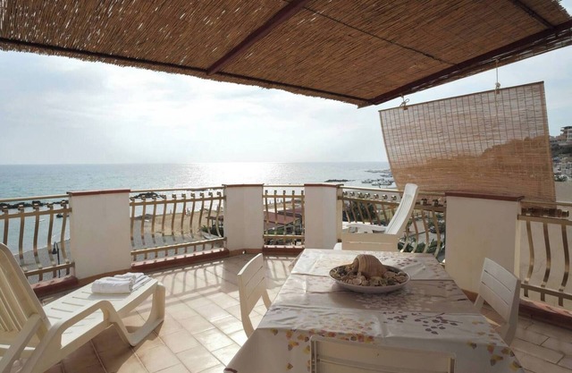 Holiday Home 'Appartamento C - Le Terrazze' with Sea View, Wi-Fi and Air Conditioning