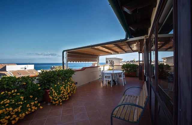 Holiday Home 'Attico Sul Mare' Pet-Friendly with Sea View, Terrace and Wi-Fi