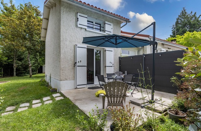 Holiday Home 'Au Chant Des Cigales' with Private Terrace