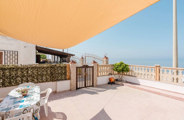 Holiday Home 'Casa Damari-Fronte Spiaggia' with Sea View and Private Terrace