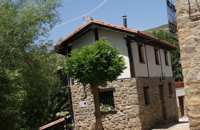 Holiday Home 'Casa Del Tio Conejo' with Mountain View, Shared Pool and Wi-Fi