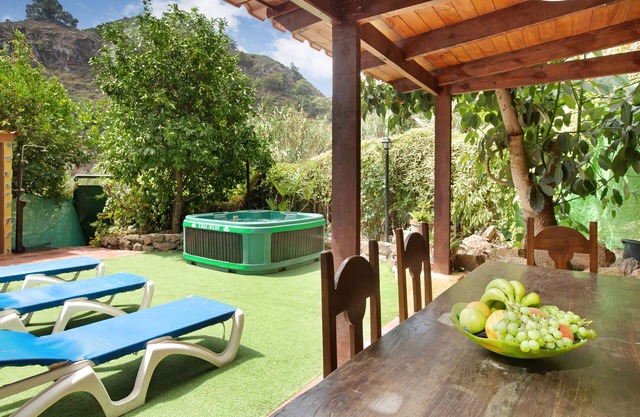 Holiday Home “Casa Irene” with Mountain View, Jacuzzi, Garden & Wi-Fi